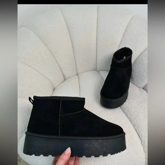 FABULOUS LIGHT SLIP ON LOW ANKLE BOOTS IN BLACK FAUX FUR - Picture 4 of 5